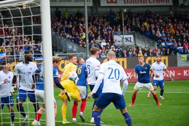04.10.2025, Fußball, Herren, 2.BL (Bundesliga), Saison 2025 2026, Holstein Kiel - SV Darmstadt 98, 8. Spieltag Unübersichtliche Situation im Strafraum, der Ball ist plötzlich hinter Torwart Marcel Schuhen Kiel, Holstein-Stadion Holstein-Stadion Schleswig-Holstein Deutschland