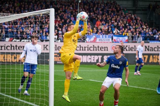04.10.2025, Fußball, Herren, 2.BL (Bundesliga), Saison 2025 2026, Holstein Kiel - SV Darmstadt 98, 8. Spieltag Torwart Marcel Schuhen packt sicher zu gegen Marco Komenda Kiel, Holstein-Stadion Holstein-Stadion Schleswig-Holstein Deutschland