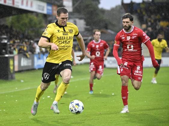 HÄLLEVIK, SVERIGE 20251004 Mjällbys Jacob Bergström mot Elfsborgs Arber Zeneli under lördagens fotbollsmatch i allsvenskan mellan Mjällby AIF och IF Elfsborg pa Strandvallen i Hällevik. HÄLLEVIK SVERIGE x50090x Copyright: xJohanxNilsson TTx ALLSVENSKAN MJÄLLBY-ELFSBORG