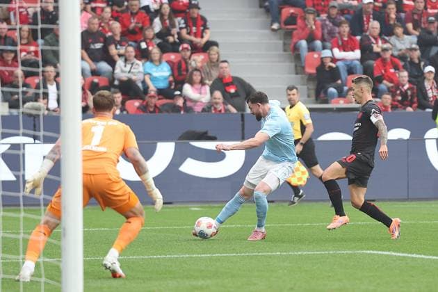04.10.2025, xrekx, Fussball 1.Bundesliga, Bayer 04 Leverkusen - 1.FC Union Berlin v.l. Mark Flekken (Bayer 04 Leverkusen) Oliver Burke (Union Berlin) Alejandro Grimaldo (Bayer 04 Leverkusen) (DFL DFB REGULATIONS PROHIBIT ANY USE OF PHOTOGRAPHS as IMAGE SEQUENCES and or QUASI-VIDEO) Leverkusen