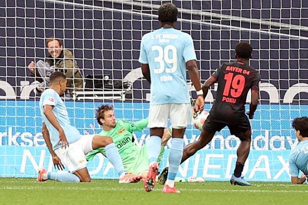 04.10.2025, xrekx, Fussball 1.Bundesliga, Bayer 04 Leverkusen - 1.FC Union Berlin v.l. Torschuss zum 1:0 Ernest Poku (Bayer 04 Leverkusen) Frederik Rönnow Roennow(Union Berlin) (DFL DFB REGULATIONS PROHIBIT ANY USE OF PHOTOGRAPHS as IMAGE SEQUENCES and or QUASI-VIDEO) Leverkusen