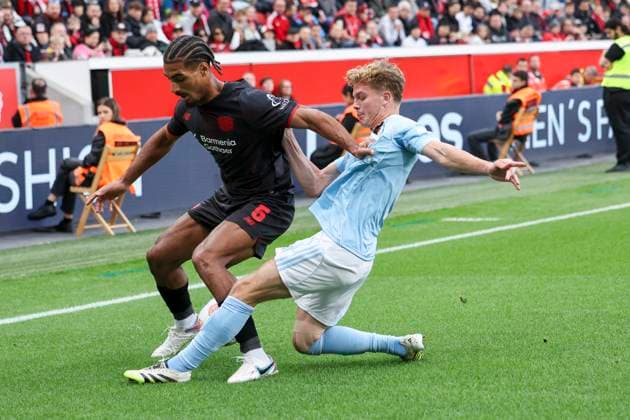 GER, 1.FBL. Bayer 04 Leverkusen vs. 1. FC Union Berlin 04.10.2025, BayArena, Leverkusen, GER, 1.FBL. Bayer 04 Leverkusen vs. 1. FC Union Berlin , im Bild: Ezequiel Fernandez (Leverkusen 6), im Zweikampf gegen Andras Schäfer (Union Berlin 13),