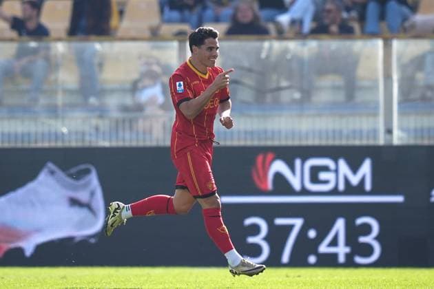 LecceÕs Riccardo Sottil celebrates after scoring the 0-1 goal for his team during the Serie A soccer match between Parma and Lecce at Ennio Tardini Stadium in Parma, North Italy, Saturday, October 4, 2025. Soccer  Copyright: xMassimoxPaolone LaPressex