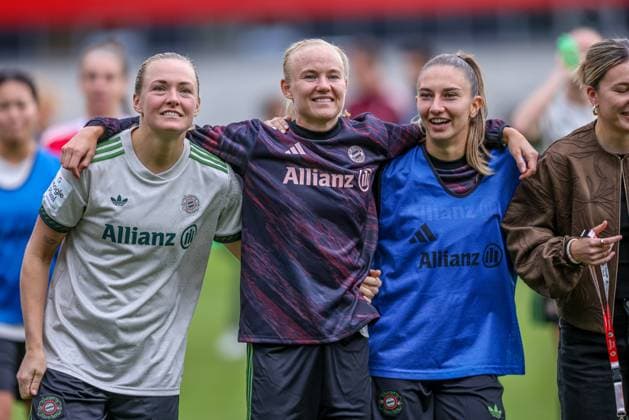 DEU, München, FC Bayern München vs Werder Bremen, Google Pixel Frauen Bundesliga, DFB, Saison 2526, FC Bayern Campus, 5. Spieltag im Bild v.l.n.r: Magdalena Eriksson (Bayern München 5), Pernille Harder (Bayern München 21) und Katharina Naschenweng (Bayern München 19) feiern den 4:0 Sieg DFB DFL REGULATIONS PROHIBIT ANY USE OF PHOTOGRAPHS AS IMAGE SEQUENCES AND OR QUASI-VIDEO, 04.10.2025, Copyright: HMBxMedia HendrikxHamelau