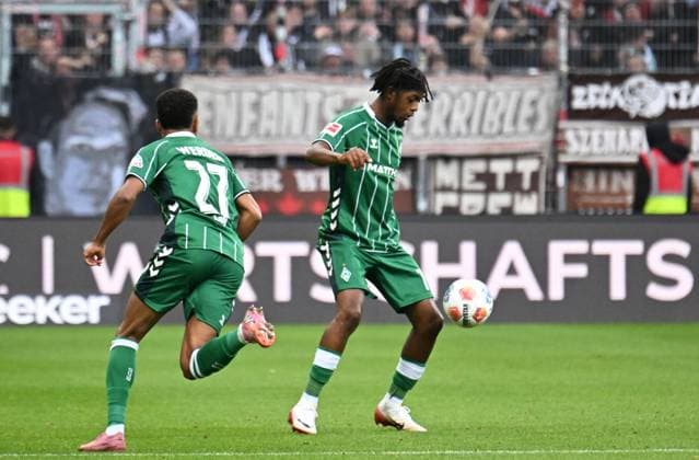 GER, 1. FBL, SV Werder Bremen vs FC St. Pauli 04.10.2025, wohninvest Weserstadion, Bremen, GER, 1. FBL, SV Werder Bremen vs FC St. Pauli im Bild picture shows Samuel Mbangula (SV Werder Bremen 07) am Ball, links Felix Agu (SV Werder Bremen 27)
