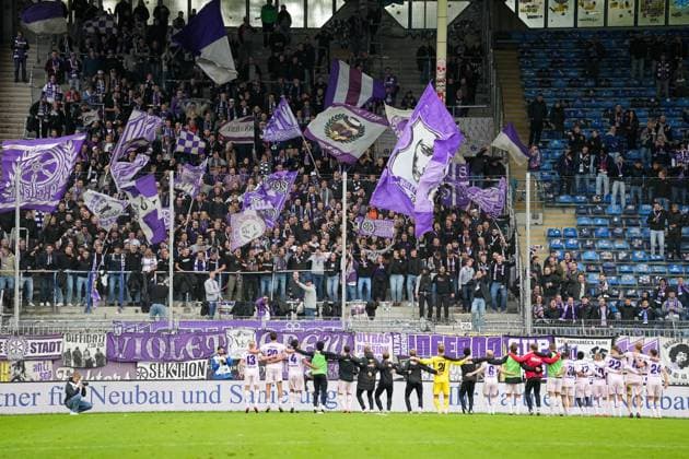 Fussball: 3. Liga, 10. Spieltag, SV Waldhof Mannheim - VfL Osnabrück am 04.10.2025 in Mannheim (Carl-Benz-Stadion), Deutschland, Saison 2025 2026 DFL REGULATIONS PROHIBIT ANY USE OF PHOTOGRAPHS AS IMAGE SEQUENCES AND OR QUASI VIDEO: Die Osnabrücker feiern den Auswärtssieg mit den Fans. Mannheim Carl-Benz-Stadion Deutschland Copyright: xChristophxKinzingerx
