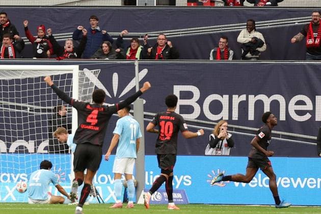 04.10.2025, xrekx, Fussball 1.Bundesliga, Bayer 04 Leverkusen - 1.FC Union Berlin v.l. Torjubel nach dem Tor zum celebrating the goal celebrate 1:0 durch Ernest Poku (Bayer 04 Leverkusen) (DFL DFB REGULATIONS PROHIBIT ANY USE OF PHOTOGRAPHS as IMAGE SEQUENCES and or QUASI-VIDEO) Leverkusen