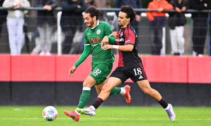 04.10.2025 - Fussball - Saison 2025 2026 - Regionalliga Bayern - 12. Spieltag: 1. FC Nürnberg FCN II ( Club ) - VfB Eichstätt - - xwoxzix - Pascal Schittler (32, VfB Eichstätt ) Ayoub Chaikhoun (18, 1. FC Nürnberg FCN II , rechts )