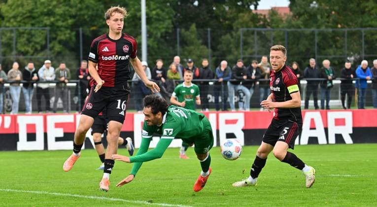 04.10.2025 - Fussball - Saison 2025 2026 - Regionalliga Bayern - 12. Spieltag: 1. FC Nürnberg FCN II ( Club ) - VfB Eichstätt - - xwoxzix - Eric Porstner (16, 1. FC Nürnberg FCN II ) Pascal Schittler (32, VfB Eichstätt ) Fabian Menig (5, 1. FC Nürnberg FCN II )