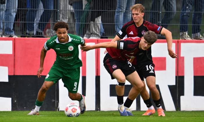 04.10.2025 - Fussball - Saison 2025 2026 - Regionalliga Bayern - 12. Spieltag: 1. FC Nürnberg FCN II ( Club ) - VfB Eichstätt - - xwoxzix - Alexander Beusch (9, VfB Eichstätt ) gegen Kristian Mandic (36, 1. FC Nürnberg FCN II ) Eric Porstner (16, 1. FC Nürnberg FCN II )
