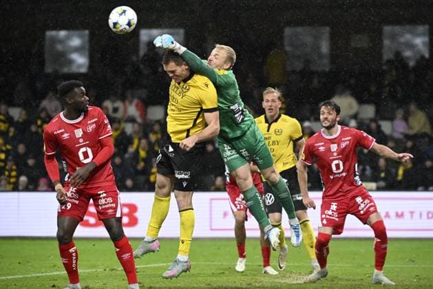 HÄLLEVIK, SVERIGE 20251004 Mjällbys Jacob Bergström mot Elfsborgs malvakt Isak Pettersson under lördagens fotbollsmatch i allsvenskan mellan Mjällby AIF och IF Elfsborg pa Strandvallen i Hällevik. HÄLLEVIK SVERIGE x50090x Copyright: xJohanxNilsson TTx ALLSVENSKAN MJÄLLBY-ELFSBORG