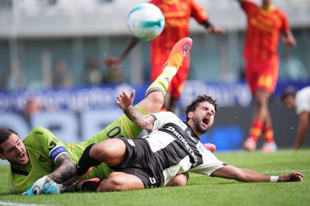 Parma s Patrick Cutrone fights for the ball with LecceÕs goalkeeper Wladimiro Falcone during the Serie A soccer match between Parma and Lecce at Ennio Tardini Stadium in Parma, North Italy, Saturday, October 4, 2025. Soccer  Copyright: xMassimoxPaolone LaPressex