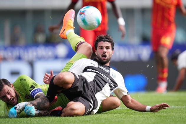 Parma s Patrick Cutrone fights for the ball with LecceÕs goalkeeper Wladimiro Falcone during the Serie A soccer match between Parma and Lecce at Ennio Tardini Stadium in Parma, North Italy, Saturday, October 4, 2025. Soccer  Copyright: xMassimoxPaolone LaPressex