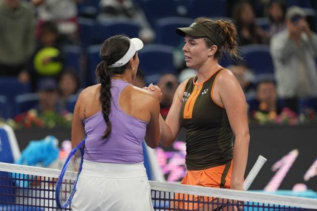 (251004) -- BEIJING, Oct. 4, 2025 -- Linda Noskova (R) of the Czech Republic greets Jessica Pegula of the United States after the women s singles semifinal match at 2025 China Open tennis tournament in Beijing, China, Oct. 4, 2025. ) (SP)CHINA-BEIJING-TENNIS-CHINA OPEN-WOMEN S SINGLES-SEMIFINAL (CN) XiexHan 