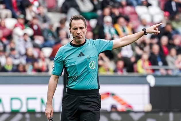 1. Bundesliga 2025 2026 - 6. Spieltag 04.10.2025 - FC Augsburg vs.VfL Wolfsburg - WWK Arena (Augsburg, Deutschland); Schiedsrichter Benjamin Brand Copyright: xLukaxKolanovicx