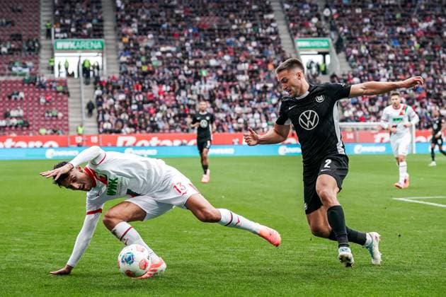 1. Bundesliga 2025 2026 - 6. Spieltag 04.10.2025 - FC Augsburg vs.VfL Wolfsburg - WWK Arena (Augsburg, Deutschland); Dimitrios Giannoulis (FC Augsburg), Kilian Fischer (VfL Wolfsburg) Copyright: xLukaxKolanovicx
