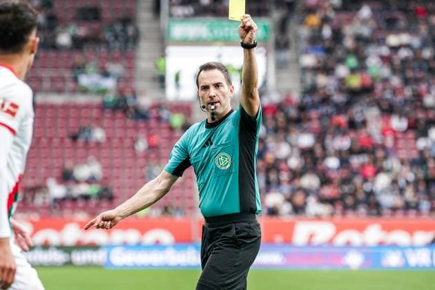 1. Bundesliga 2025 2026 - 6. Spieltag 04.10.2025 - FC Augsburg vs.VfL Wolfsburg - WWK Arena (Augsburg, Deutschland); Schiedsrichter Benjamin Brand Copyright: xLukaxKolanovicx