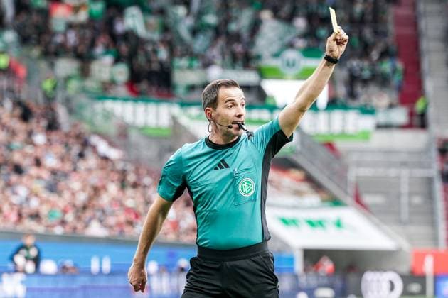 1. Bundesliga 2025 2026 - 6. Spieltag 04.10.2025 - FC Augsburg vs.VfL Wolfsburg - WWK Arena (Augsburg, Deutschland); Schiedsrichter Benjamin Brand Copyright: xLukaxKolanovicx