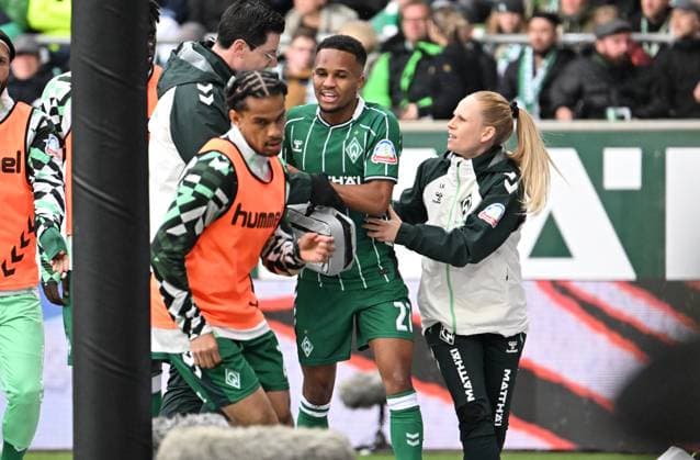 GER, 1. FBL, SV Werder Bremen vs FC St. Pauli 04.10.2025, wohninvest Weserstadion, Bremen, GER, 1. FBL, SV Werder Bremen vs FC St. Pauli im Bild picture shows Verletzt Verletzung Schmerzen. Felix Agu (SV Werder Bremen 27) braucht medizinische Betreuung