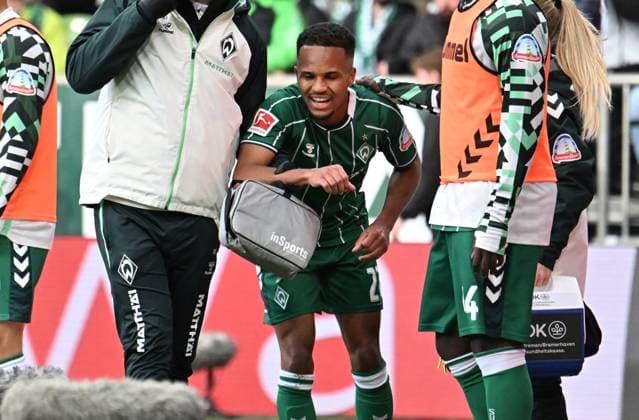 GER, 1. FBL, SV Werder Bremen vs FC St. Pauli 04.10.2025, wohninvest Weserstadion, Bremen, GER, 1. FBL, SV Werder Bremen vs FC St. Pauli im Bild picture shows Verletzt Verletzung Schmerzen. Felix Agu (SV Werder Bremen 27) braucht medizinische Betreuung