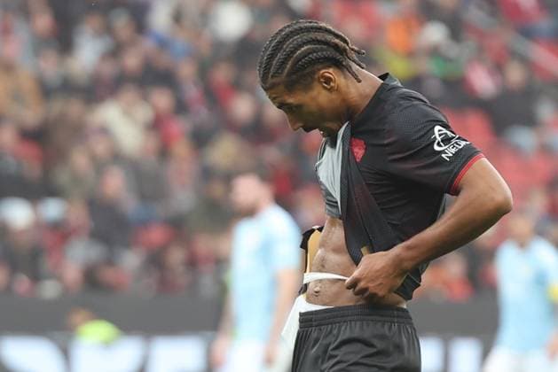 04.10.2025, xrekx, Fussball 1.Bundesliga, Bayer 04 Leverkusen - 1.FC Union Berlin v.l. Loic Bade (Bayer 04 Leverkusen) verletzt, Verletzung, Schmerz, Schmerzen, injured, injury, pain, pains Verband (DFL DFB REGULATIONS PROHIBIT ANY USE OF PHOTOGRAPHS as IMAGE SEQUENCES and or QUASI-VIDEO) Leverkusen
