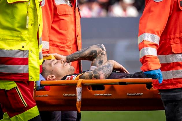 Sport Bilder des Tages DFL: Bayer 04 Leverkusen - 1. FC Union Berlin, 04.10.2025 Alejandro Grimaldo (Bayer 04 Leverkusen, 20) muss mit einer Kopfverletzung vom Platz getragen werden; Bayer 04 Leverkusen - 1. FC Union Berlin on Matchday 6 of the 1. Bundesliga on 04.10.2025 at the BayArena in Leverkusen. DFL REGULATIONS PROHIBIT ANY USE OF PHOTOGRAPHS AS IMAGE SEQUENCES AND OR QUASI-VIDEO. ; Bayer 04 Leverkusen - 1. FC Union Berlin an Spieltag 6 der 1. Fußball-Bundesliga am 04.10.2025 in der BayArena in Leverkusen. DIE DFL-VORSCHRIFTEN VERBIETEN JEDE VERWENDUNG VON FOTOS ALS BILDSEQUENZEN UND ODER QUASI-VIDEO. ; Bayer 04 Leverkusen - 1. FC Union Berlin on Matchday 6 of the 1. Bundesliga on 04.10.2025 at the BayArena in Leverkusen. DFL REGULATIONS PROHIBIT ANY USE OF PHOTOGRAPHS AS IMAGE SEQUENCES AND OR QUASI-VIDEO. *** DFL Bayer 04 Leverkusen 1 FC Union Berlin, 04 10 2025 Alejandro Grimaldo Bayer 04 Leverkusen, 20 has to be carried off the pitch with a head injury Bayer 04 Leverkusen 1 FC Union Berlin on Matchday 6 of the 1 Bundesliga on 04 10 2025 at the BayArena in Leverkusen DFL REGULATIONS PROHIBIT ANY USE OF PHOTOGRAPHS AS IMAGE SEQUENCES AND OR QUASI VIDEO Bayer 04 Leverkusen 1 FC Union Berlin on Matchday 6 of the 1 Fußball Bundesliga on 04 10 2025 at the BayArena in Leverkusen THE DFL REGULATIONS PROHIBIT ANY USE OF PHOTOGRAPHS AS IMAGE SEQUENCES AND OR QUASI VIDEO Bayer 04 Leverkusen 1 FC Union Berlin on Matchday 6 of the 1 Bundesliga on 04 10 2025 at the BayArena in Leverkusen DFL REGULATIONS PROHIBIT ANY USE OF PHOTOGRAPHS AS IMAGE SEQUENCES AND OR QUASI VIDEO Copyright: xBEAUTIFULxSPORTS AxelxKohringx