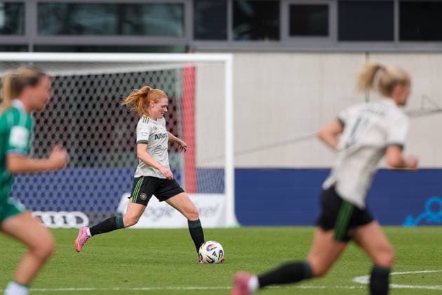 Stine Ballisager (FC Bayern Muenchen, 03) mit Ball, GER, FC Bayern Muenchen vs. SV Werder Bremen, Fussball, Google Pixel Frauen-Bundesliga, 5. Spieltag, Saison 2025 2026, 04.10.2025, DFL DFB REGULATIONS PROHIBIT ANY USE OF PHOTOGRAPHS as IMAGE SEQUENCES and or QUASI-VIDEO, GER, FC Bayern Muenchen vs. SV Werder Bremen, Fussball, Google Pixel Frauen-Bundesliga, 5. Spieltag, Saison 2025 2026, 04.10.2025 Muenchen Copyright: xEibner-Pressefoto JennixMaulx EP_JML