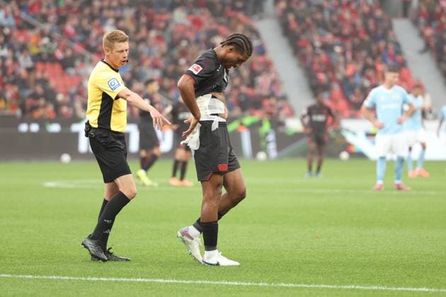 04.10.2025, xrekx, Fussball 1.Bundesliga, Bayer 04 Leverkusen - 1.FC Union Berlin v.l. Loic Bade (Bayer 04 Leverkusen) verletzt, Verletzung, Schmerz, Schmerzen, injured, injury, pain, pains Verband Schiedsrichter Referee Christian Dingert schickt ihn vom Feld (DFL DFB REGULATIONS PROHIBIT ANY USE OF PHOTOGRAPHS as IMAGE SEQUENCES and or QUASI-VIDEO) Leverkusen