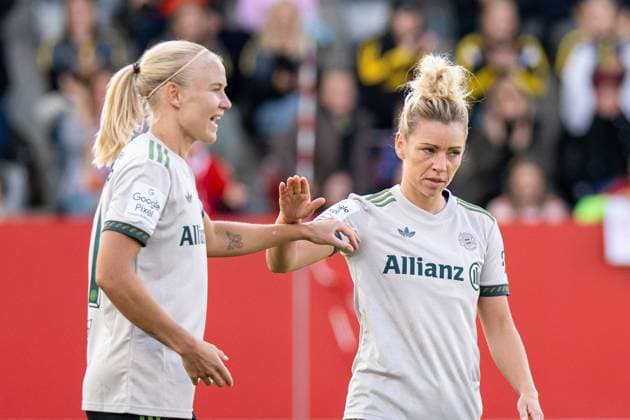 Pernille Harder 21 (FC Bayern Muenchen Frauen), Linda Dallmann 10 (FC Bayern Muenchen Frauen), Torjubel zum 3:0, FC Bayern Frauen Muenchen - SV Werder Bremen, Google Pixel Frauenbundesliga, 5. Spieltag, 04.10.25 DFB regulations prohibit any use of photographs as image sequences and or quasi-video. (kolbert-press) Muenchen Bayern Deutschland