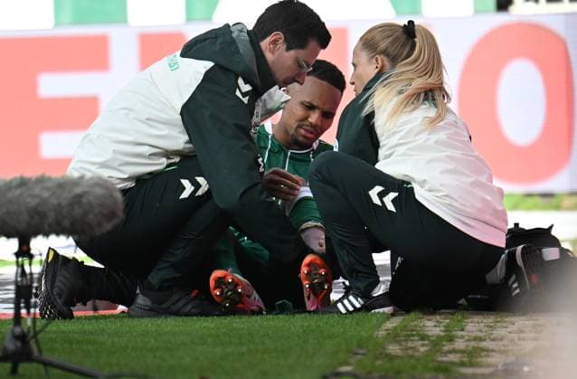 GER, 1. FBL, SV Werder Bremen vs FC St. Pauli 04.10.2025, wohninvest Weserstadion, Bremen, GER, 1. FBL, SV Werder Bremen vs FC St. Pauli im Bild picture shows Verletzt Verletzung Schmerzen. Felix Agu (SV Werder Bremen 27) braucht medizinische Betreuung liegt am Boden