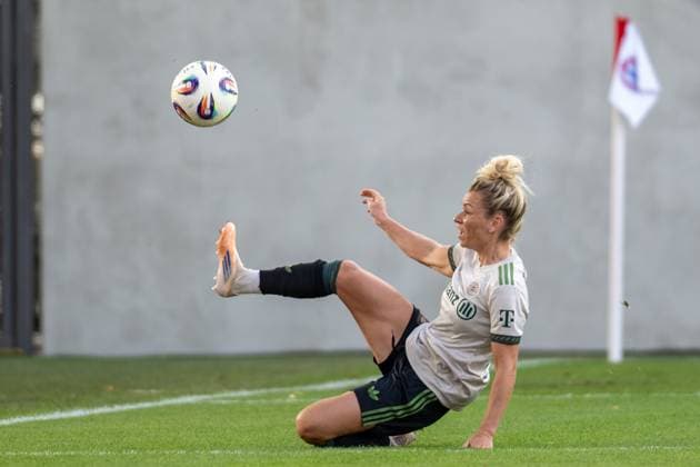 Linda Dallmann 10 (FC Bayern Muenchen Frauen) im Fallen, kickt den Ball richtigung Tor, FC Bayern Frauen Muenchen - SV Werder Bremen, Google Pixel Frauenbundesliga, 5. Spieltag, 04.10.25 DFB regulations prohibit any use of photographs as image sequences and or quasi-video. (kolbert-press) Muenchen Bayern Deutschland