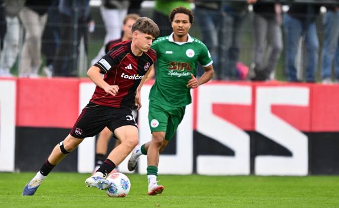 04.10.2025 - Fussball - Saison 2025 2026 - Regionalliga Bayern - 12. Spieltag: 1. FC Nürnberg FCN II ( Club ) - VfB Eichstätt - - xwoxzix - Kristian Mandic (36, 1. FC Nürnberg FCN II ) vor Alexander Beusch (9, VfB Eichstätt )
