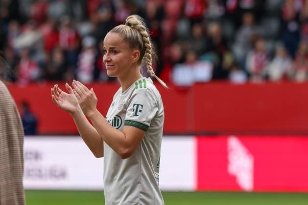 Giulia Gwinn (FC Bayern Muenchen, 07) nach dem Spiel, GER, FC Bayern Muenchen vs. SV Werder Bremen, Fussball, Google Pixel Frauen-Bundesliga, 5. Spieltag, Saison 2025 2026, 04.10.2025, DFL DFB REGULATIONS PROHIBIT ANY USE OF PHOTOGRAPHS as IMAGE SEQUENCES and or QUASI-VIDEO, GER, FC Bayern Muenchen vs. SV Werder Bremen, Fussball, Google Pixel Frauen-Bundesliga, 5. Spieltag, Saison 2025 2026, 04.10.2025 Muenchen Copyright: xEibner-Pressefoto JennixMaulx EP_JML
