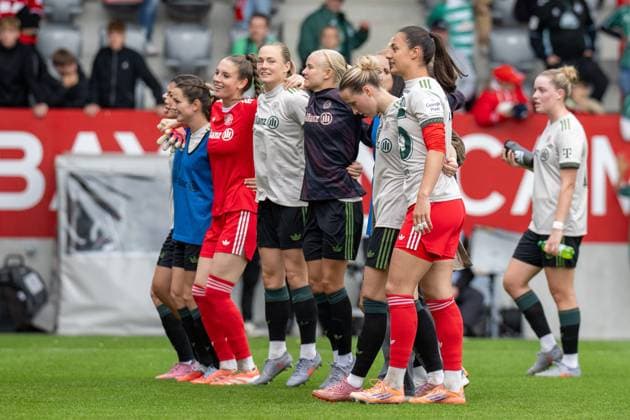 Siegesjubel FC Bayern Frauen, bei den Fans, FC Bayern Frauen Muenchen - SV Werder Bremen, Google Pixel Frauenbundesliga, 5. Spieltag, 04.10.25 DFB regulations prohibit any use of photographs as image sequences and or quasi-video. (kolbert-press) Muenchen Bayern Deutschland