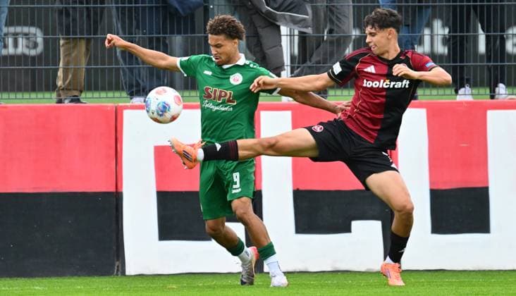 04.10.2025 - Fussball - Saison 2025 2026 - Regionalliga Bayern - 12. Spieltag: 1. FC Nürnberg FCN II ( Club ) - VfB Eichstätt - - xwoxzix - Alexander Beusch (9, VfB Eichstätt ) Tino Kusanovic (7, 1. FC Nürnberg FCN II , rechts )