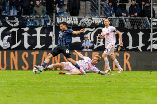 Spielszene, Zweikampf, v.l. Arianit Ferati (SV Waldhof Mannheim, 10), Bjarke Jacobsen (VfL Osnabrueck, 15), GER, SV Waldhof Mannheim vs. VfL Osnabrueck, Fussball, 3. Liga, 10. Spieltag, Saison 2025 2026, 04.10.2025, DFB REGULATIONS PROHIBIT ANY USE OF PHOTOGRAPHS AS IMAGE SEQUENCES AND OR QUASI-VIDEO, GER, SV Waldhof Mannheim vs. VfL Osnabrueck, Fussball, 3. Liga, 10. Spieltag, Saison 2025 2026, 04.10.2025 Mannheim Copyright: xEibner-Pressefoto Jan-NiclasxGrox EP_JGG