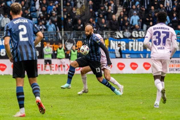 Spielszene, Zweikampf, Ballaktion, Aktion, v.l. Terrence Boyd (SV Waldhof Mannheim, 13), Theo Janotta (VfL Osnabrueck, 20), GER, SV Waldhof Mannheim vs. VfL Osnabrueck, Fussball, 3. Liga, 10. Spieltag, Saison 2025 2026, 04.10.2025, DFB REGULATIONS PROHIBIT ANY USE OF PHOTOGRAPHS AS IMAGE SEQUENCES AND OR QUASI-VIDEO, GER, SV Waldhof Mannheim vs. VfL Osnabrueck, Fussball, 3. Liga, 10. Spieltag, Saison 2025 2026, 04.10.2025 Mannheim Copyright: xEibner-Pressefoto Jan-NiclasxGrox EP_JGG
