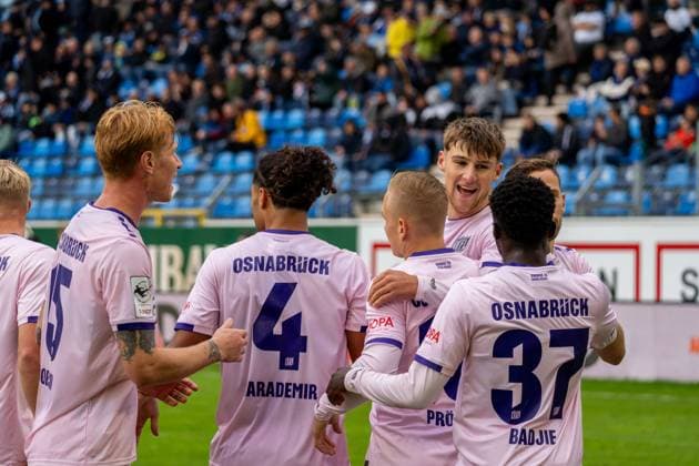 Jubel zum Tor zum 1:4 durch Ismail Badjie (VfL Osnabrueck, 37), GER, SV Waldhof Mannheim vs. VfL Osnabrueck, Fussball, 3. Liga, 10. Spieltag, Saison 2025 2026, 04.10.2025, DFB REGULATIONS PROHIBIT ANY USE OF PHOTOGRAPHS AS IMAGE SEQUENCES AND OR QUASI-VIDEO, GER, SV Waldhof Mannheim vs. VfL Osnabrueck, Fussball, 3. Liga, 10. Spieltag, Saison 2025 2026, 04.10.2025 Mannheim Copyright: xEibner-Pressefoto Jan-NiclasxGrox EP_JGG