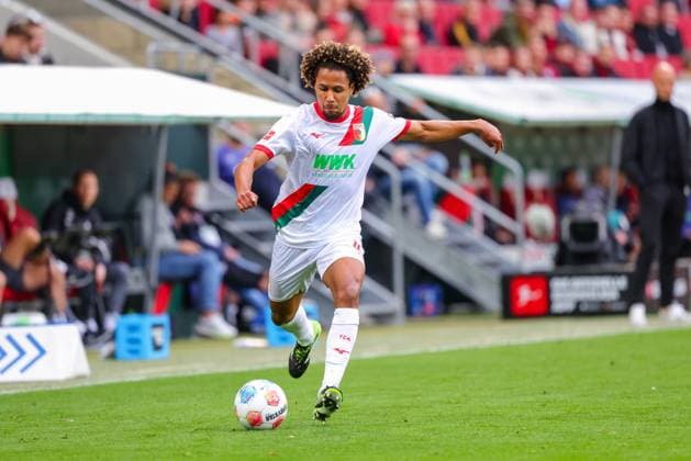 Han-Noah Massengo (4, FC Augsburg) beim Spiel zwischen FC Augsburg v VfL Wolfsburg, Fußball, Herren, Bundesliga, 2025 2026, 6.Spieltag am 04.10.2025 in Augsburg, WWK-Arena. DFL and DFB regulations prohibit any use of photographs as image sequences and or quasi-video. Bayern Deutschland