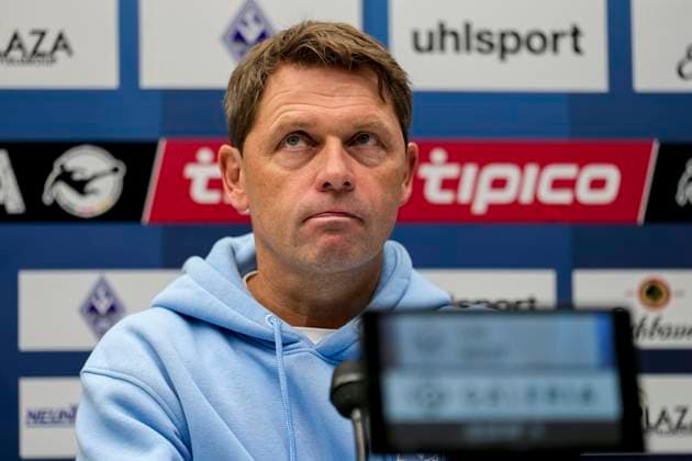 Luc Holtz (Trainer, Cheftrainer, SVWM), Einzelbild, Einzelfoto, Aktion, Action, bei der Pressekonferenz nach dem Spiel, PK, press conference, PK, Pressekonferenz Pressetermin, Medientermin, enttäuscht schauend, Enttäuschung, Frustration, disappointed, pessimistisch, 04.10.2025, Mannheim (Deutschland), Fussball, 3. Liga, SV Waldhof Mannheim - VfL Osnabrück, DFB DFL REGULATIONS PROHIBIT ANY USE OF PHOTOGRAPHS AS IMAGE SEQUENCES AND OR QUASI-VIDEO.
