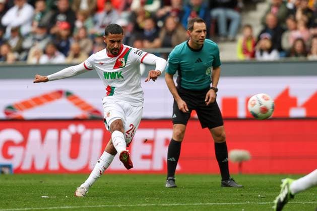 Elias Saad 26 (FC Augsburg) beim Freistoss, FC Augsburg vs. VfL Wolfsburg, Fussball, 1. Bundesliga, 6. Spieltag, 04.10.2025 DFB regulations prohibit any use of photographs as image sequences and or quasi-video Augsburg Bayern Deutschland