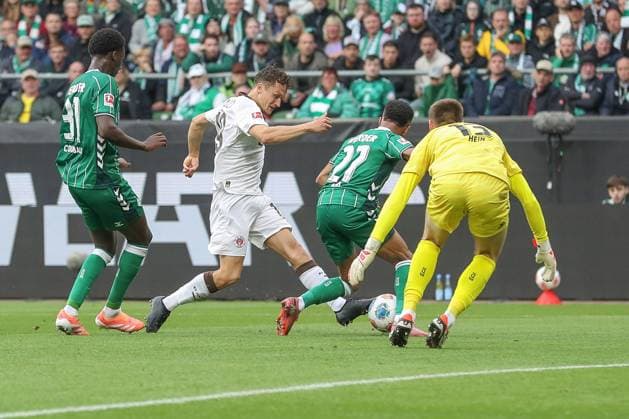 04.10.2025, xtgx, Fussball - 1.Bundesliga SV Werder Bremen - FC St.Pauli v.l. Martijn Kaars (St. Pauli, 19), Felix Agu (Bremen, 27) Zweikampf, Duell, Kampf, tackle (DFL DFB REGULATIONS PROHIBIT ANY USE OF PHOTOGRAPHS as IMAGE SEQUENCES and or QUASI-VIDEO) Bremen