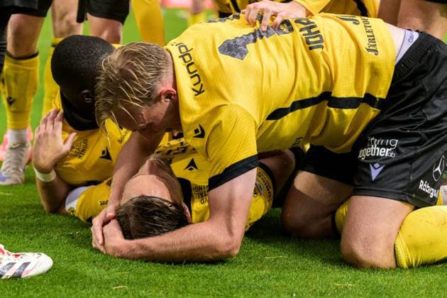 251004 Mjällbys Tom Pettersson och Herman Johansson jublar efter 2-0 under fotbollsmatchen i Allsvenskan mellan Mjällby och Elfsborg den 4 oktober 2025 i Hällevik. Copyright: MATHILDAxSCHULER BB251004MA066