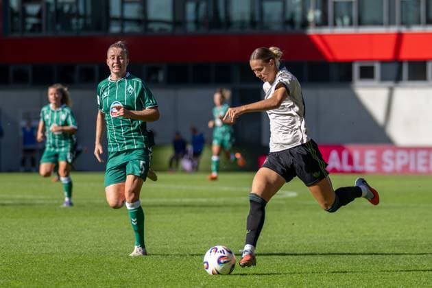 Michelle Ulbrich 5 (SV Werder Bremen), Klara Buehl 17 (FC Bayern Muenchen Frauen), FC Bayern Frauen Muenchen - SV Werder Bremen, Google Pixel Frauenbundesliga, 5. Spieltag, 04.10.25 DFB regulations prohibit any use of photographs as image sequences and or quasi-video. (kolbert-press) Muenchen Bayern Deutschland