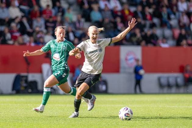 Chiara d Angelo 2 (SV Werder Bremen), Pernille Harder 21 (FC Bayern Muenchen Frauen), FC Bayern Frauen Muenchen - SV Werder Bremen, Google Pixel Frauenbundesliga, 5. Spieltag, 04.10.25 DFB regulations prohibit any use of photographs as image sequences and or quasi-video. (kolbert-press) Muenchen Bayern Deutschland