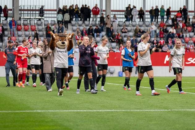 Siegesjubel FC Bayern Frauen, FC Bayern Frauen Muenchen - SV Werder Bremen, Google Pixel Frauenbundesliga, 5. Spieltag, 04.10.25 DFB regulations prohibit any use of photographs as image sequences and or quasi-video. (kolbert-press) Muenchen Bayern Deutschland
