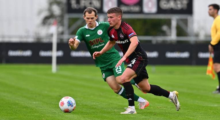 04.10.2025 - Fussball - Saison 2025 2026 - Regionalliga Bayern - 12. Spieltag: 1. FC Nürnberg FCN II ( Club ) - VfB Eichstätt - - xwoxzix - Tobias Heß Hess (24, 1. FC Nürnberg FCN II ) vor Florian Lamprecht (23, VfB Eichstätt )