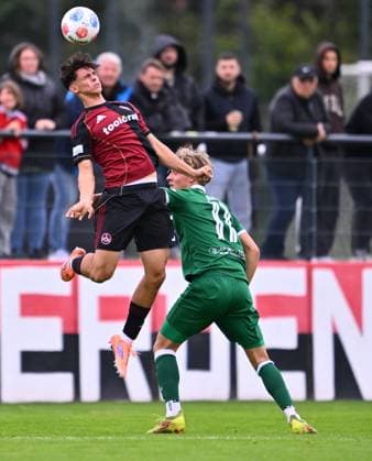 04.10.2025 - Fussball - Saison 2025 2026 - Regionalliga Bayern - 12. Spieltag: 1. FC Nürnberg FCN II ( Club ) - VfB Eichstätt - - xwoxzix - Tino Kusanovic (7, 1. FC Nürnberg FCN II ) Elias Herger (11, VfB Eichstätt , rechts )