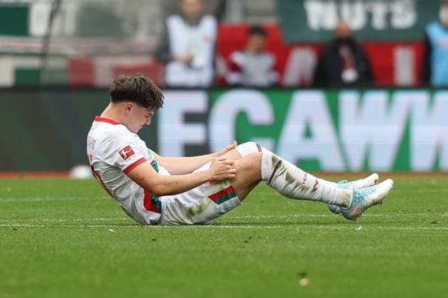 Mert Koemuer 36 (FC Augsburg) verletzt am Boden, FC Augsburg vs. VfL Wolfsburg, Fussball, 1. Bundesliga, 6. Spieltag, 04.10.2025 DFB regulations prohibit any use of photographs as image sequences and or quasi-video Augsburg Bayern Deutschland