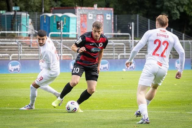 3. Liga: FC Viktoria Köln - TSV Havelse, 04.10.2025 David Otto (Viktoria Köln, 10) gegen Nassim Boujellab (TSV Havelse, 19) und Leon Sommer (TSV Havelse, 22) ; Köln, 4.10.2025, 10. Spieltag der 3. Fußball-Liga, FC Viktoria Köln - TSV Havelse im Sportpark Hoehenberg in Köln. Die DFL-Bestimmungen verbieten die Verwendung von Fotografien als Bildsequenzen und oder Quasi-Videos. Copyright: xBEAUTIFULxSPORTS LeahxKohringx